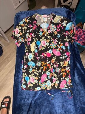 Cherokee Black Floral Fan Print Short Sleeve Scrub Top